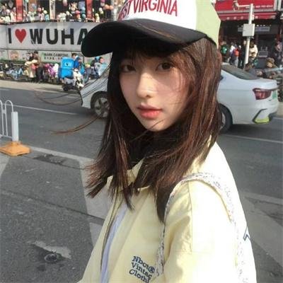 举杯畅饮的姐姐们